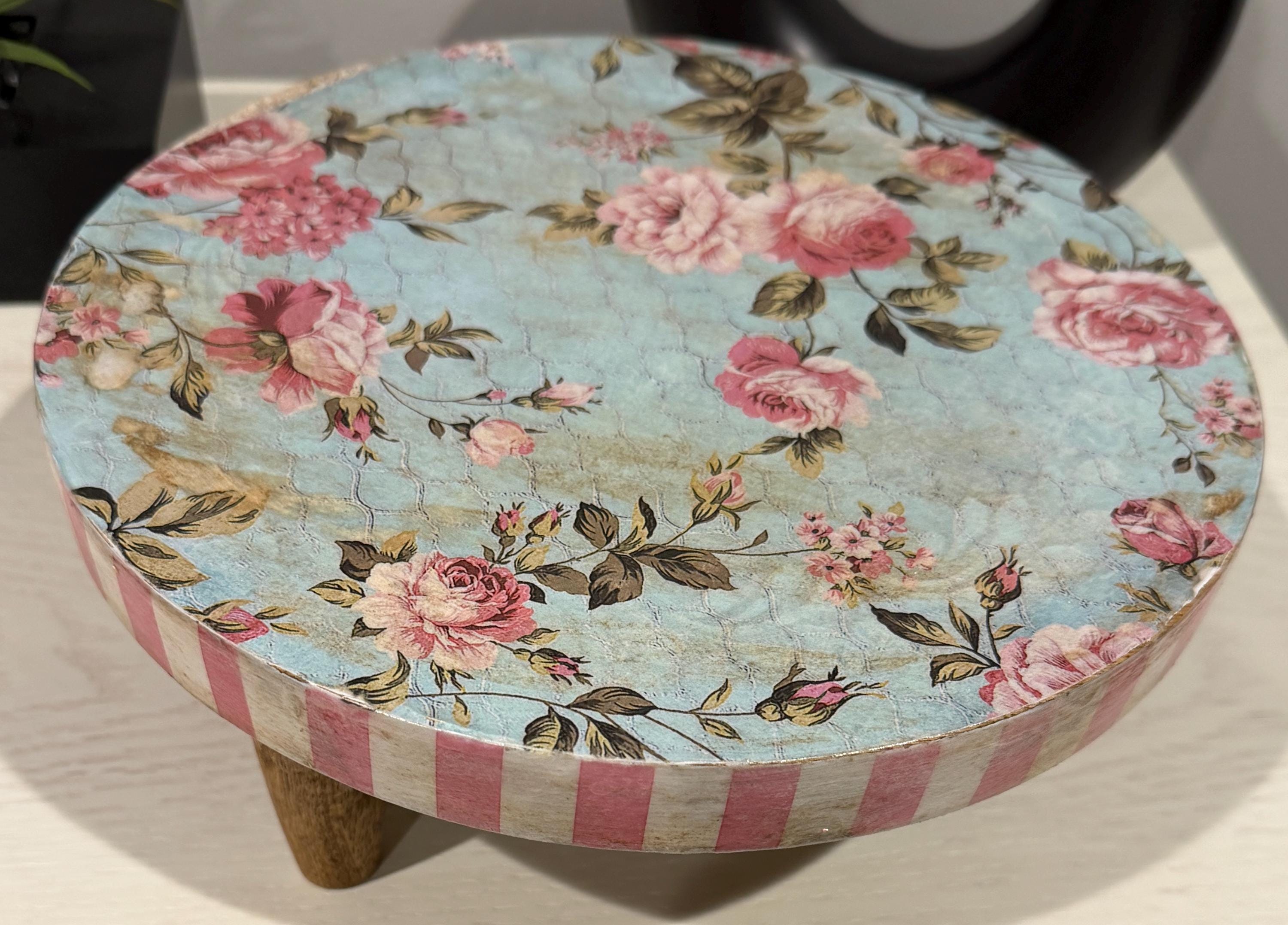 Vintage Roses Riser: 10" diameter, 4" tall