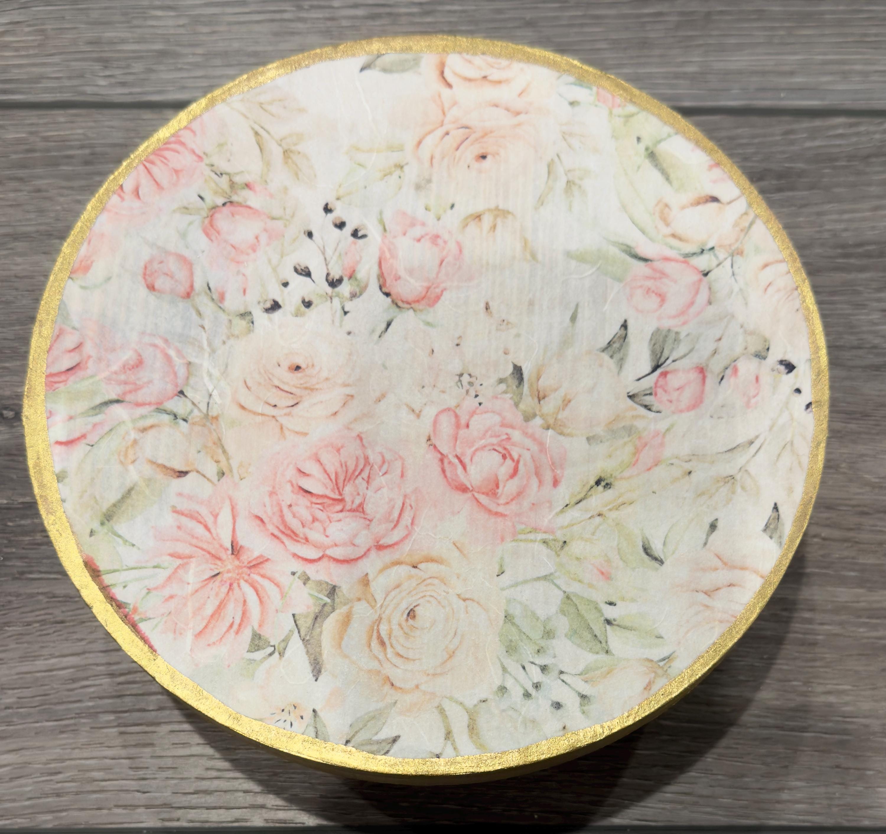 Shabby Chic Gold Leaf Trim Riser: 7.75"